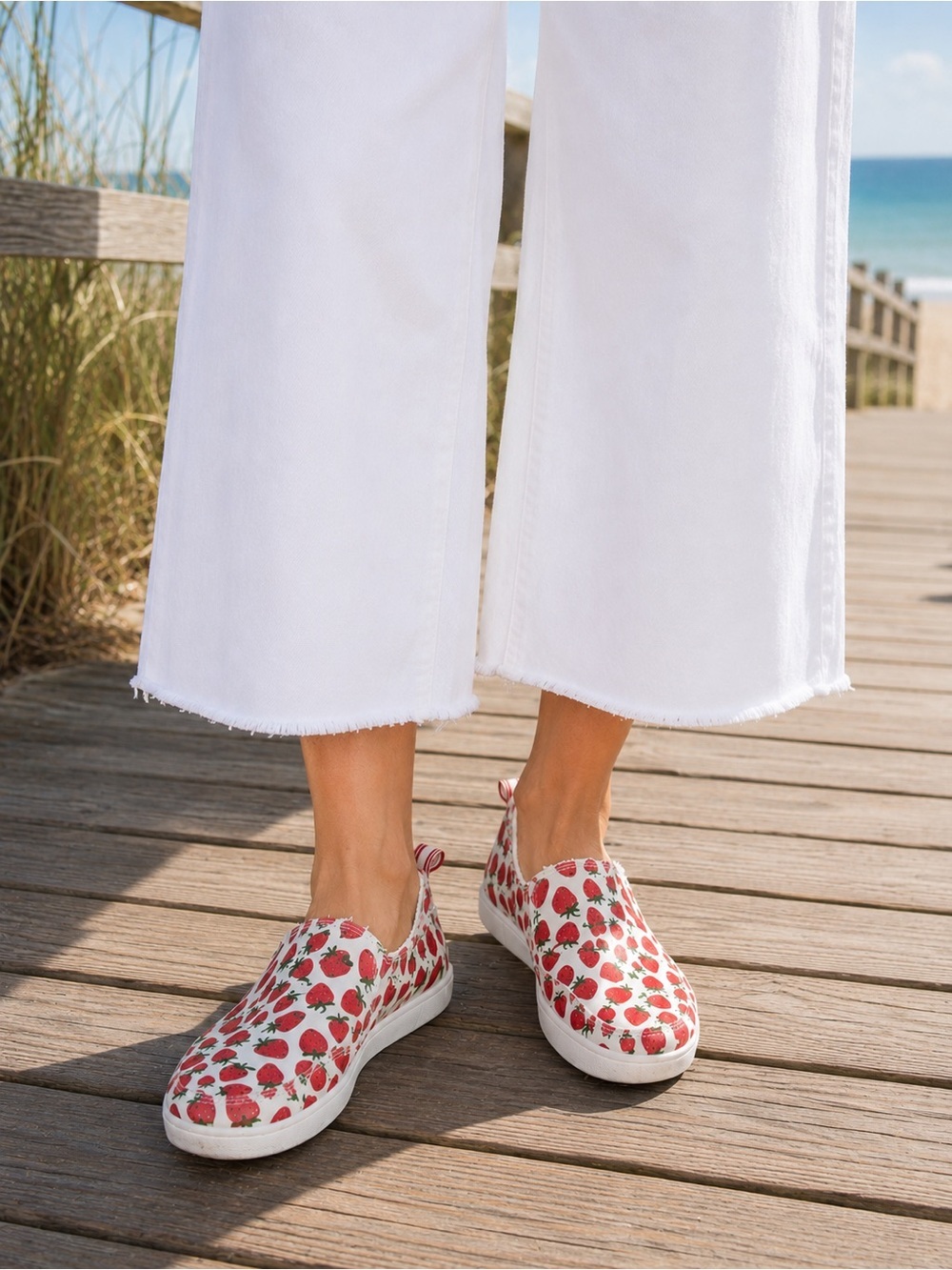 VIONIC Beach red white strawberry Malibu canvas sneaker loafer Size 6